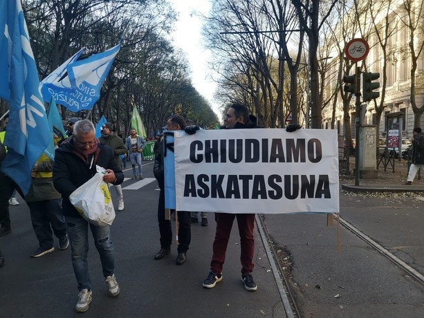 &quot;Forze dell'ordine contro la violenza&quot;, partito il corteo della polizia che chiede di chiudere Aska [FOTO]