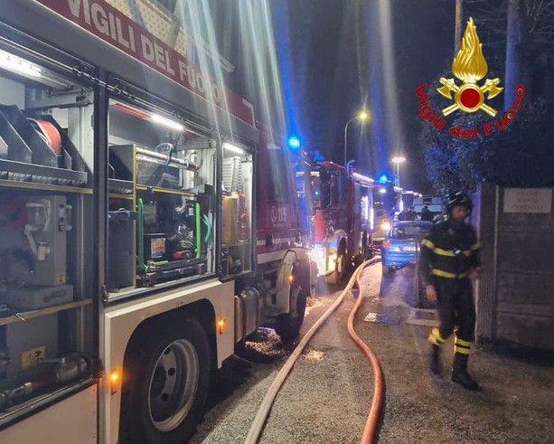 Capannone in fiamme a Caronno Pertusella: vigili del fuoco in azione