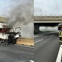 Camion in fiamme dopo lo scontro con il guard rail: Tangenziale chiusa