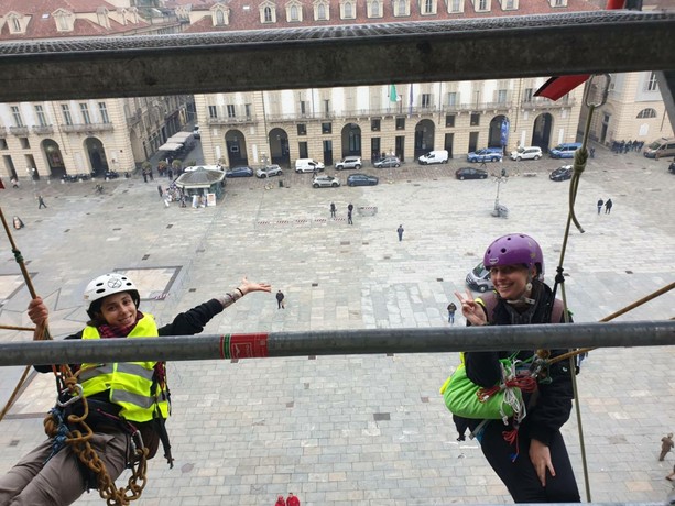 &quot;Onorano guerre, distruggono terre&quot;. Protesta di Extinction Rebellion alla festa delle Forze Armate