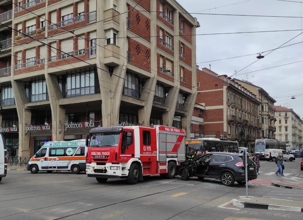 Scontro tram-auto in via Cibrario, in ospedale il conducente della vettura