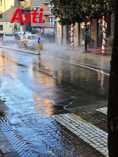 Guasto idrico in piazza Dante: perdite lungo il corso