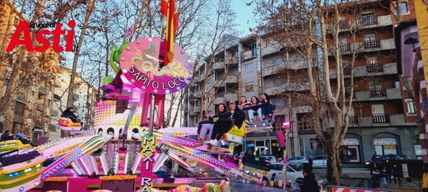 Sotto il sole Asti dà il benvenuto al Luna park [FOTO]