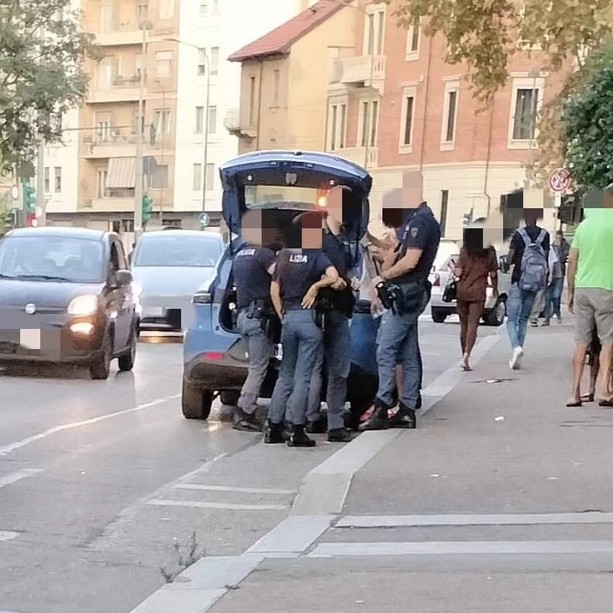 Rissa in Barriera di Milano, spuntano i coltelli in via Palestrina: panico tra i residenti