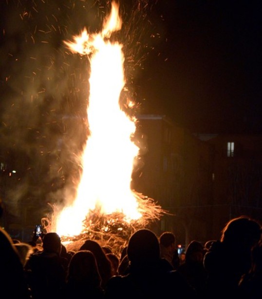 Dopo cinque anni il falò dei valdesi torna in piazza d’Armi di Pinerolo