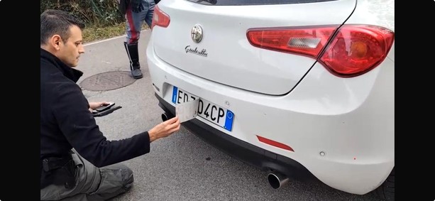 FOTO. Circolavano su un'auto con targa clonata: presa una banda di ladri d'appartamento che agiva in Valceresio e Valganna