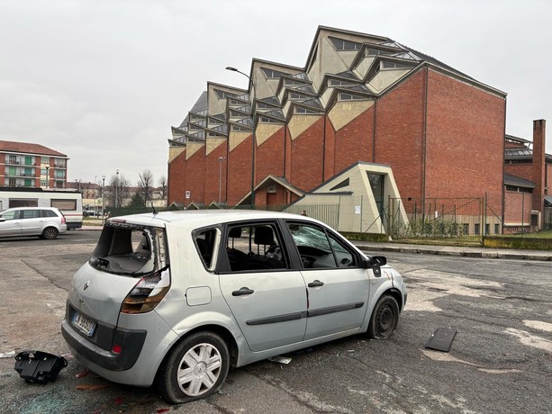 Carcasse di auto e camper davanti alla parrocchia: &quot;Ora basta, si sgomberi l'area&quot;