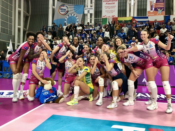 Volley A1/F: la Wash4green Pinerolo trascinata da Smarzek nel derby con Cuneo [FOTO]