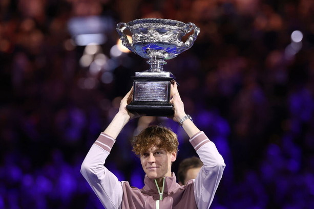 Bagno di folla in piazza Carlo Alberto per il blue carpet dei tennisti: Sinner il più acclamato [VIDEO]