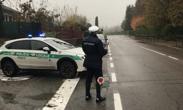 Tampona un'auto, scappa e semina la droga: la polizia locale di Luino è sulle sue tracce