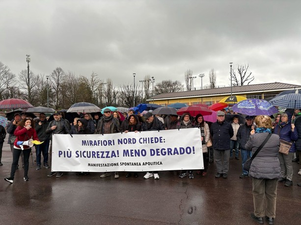 Mirafiori in corteo con megafoni e striscioni: “Più sicurezza e meno degrado”