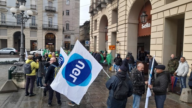 Da Torino a Roma, anche piazza Castello urla la paura del mondo dell'auto: &quot;Basta baruffe, il Governo faccia fatti concreti&quot;