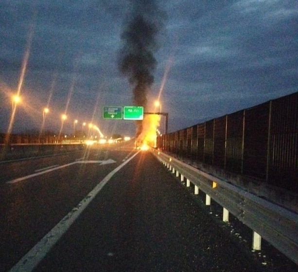 Furgone in fiamme sulla Torino-Pinerolo: traffico bloccato in direzione Pinerolo