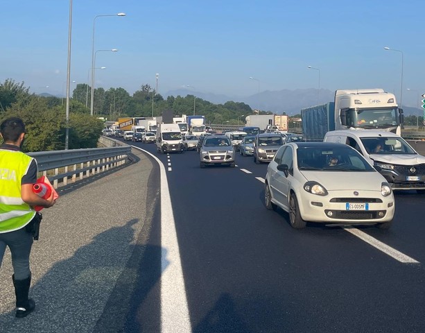 Incidente all'altezza dell'interscambio: tre veicoli coinvolti, traffico paralizzato sulla tangenziale