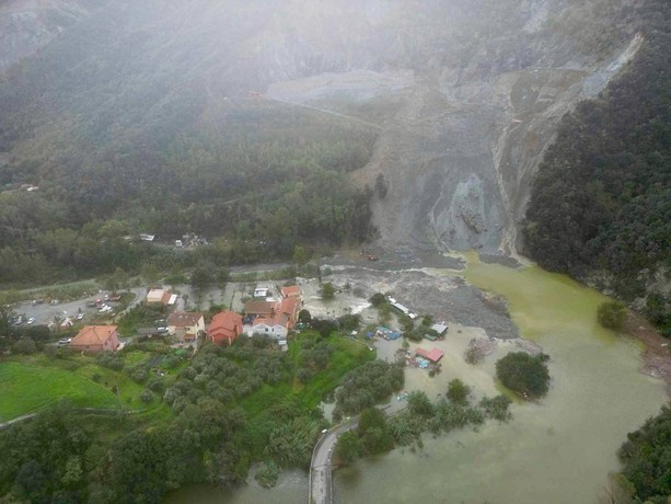 Frana ad Ellera, scende l'acqua in località Olmo. Sindaco: &quot;Firmata l'ordinanza per lo sgombero, in via preventiva, dei residenti nelle case più vicino al fiume&quot;