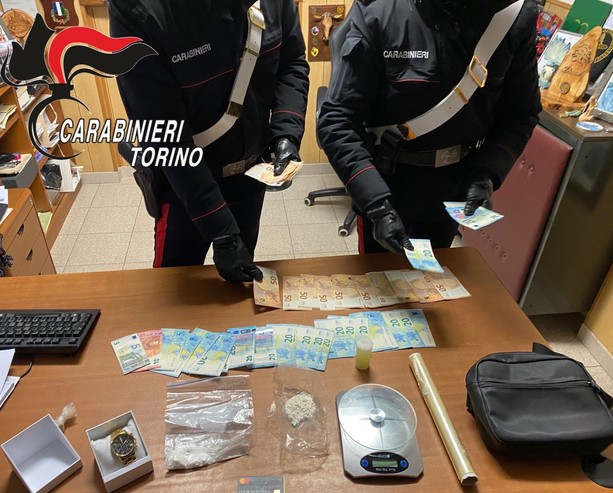 Le luci delle Feste non hanno spento lo spaccio di droga: arresti e sequestri da Sestriere a Torino