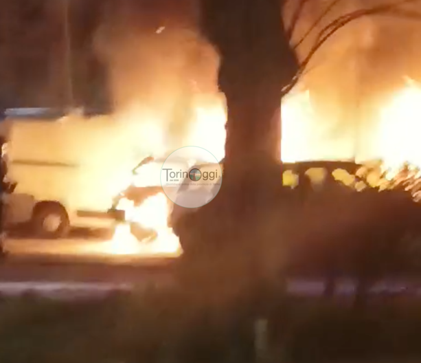 Maxi incendio di auto in Regio Parco: incidente o regolamento di conti? [FOTO]