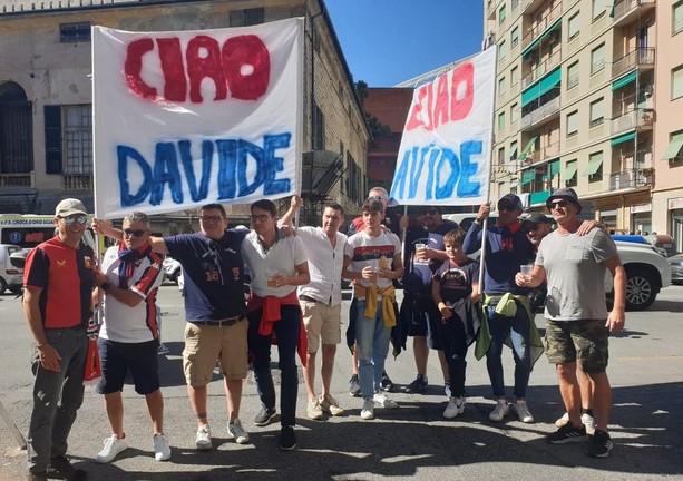 Calcio, Genoa. La Gradinata Nord saluta Meirana &quot;Ciao Davide&quot; durante il match con la Roma