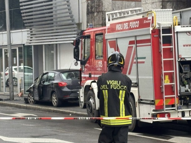 Incidente in Corso Sempione a Gallarate: cinque feriti lievi. Assaliti anche due soccorritori