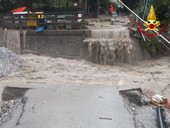 Maltempo, è allerta in val di Susa: crolla un ponte a Mattie, isolate 30 persone a Santa Petronilla di Bussoleno