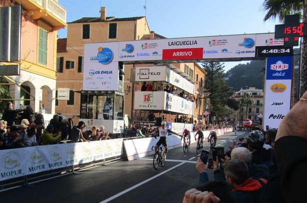 Ciclismo, Ayuso dopo due podi fa suo il Trofeo Laigueglia: braccia al cielo in via Roma